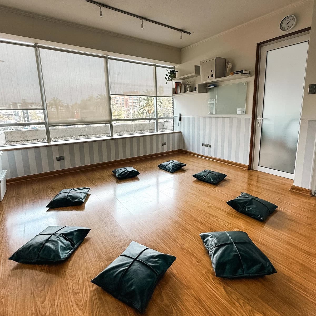 Sala de terapia grupal con vista a las palmeras