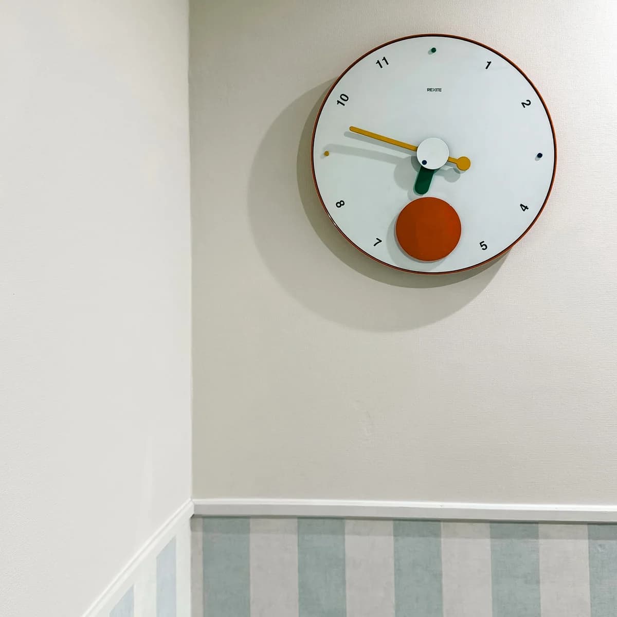 Reloj de diseño en la consulta